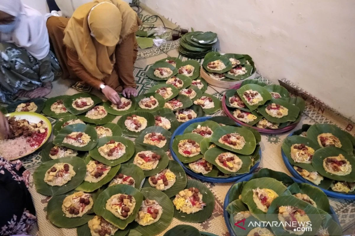 Peca' Asyura. Bukan sekadar bubur, tetapi simbol pengorbanan, solidaritas, dan spiritualitas yang hidup dalam denyut masyarakat. Dalam setiap suapan, terdapat tafsir akan keberagaman yang menyatu dalam pengabdian kepada Tuhan. Kredit: Syamsir Najmuddin.